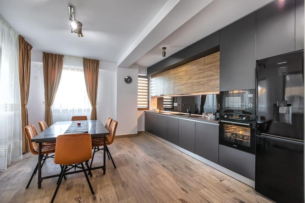Modern Apartment With City-View Near Poiana Brasov Exterior photo